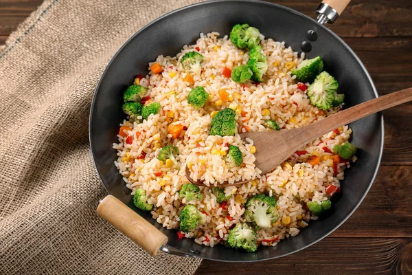 Delizioso Pilaf Riso Con Broccoli Wok Sul Tavolo Legno — Foto Stock