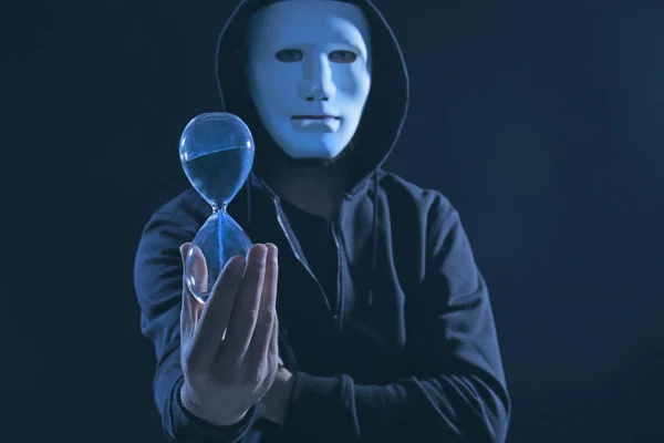 Hacker Mascarado Com Relógio Areia Escuridão — Fotografia de Stock