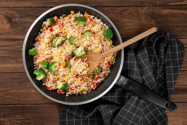 Heerlijke Rijst Pilaf Met Broccoli Koekenpan Houten Tafel — Stockfoto