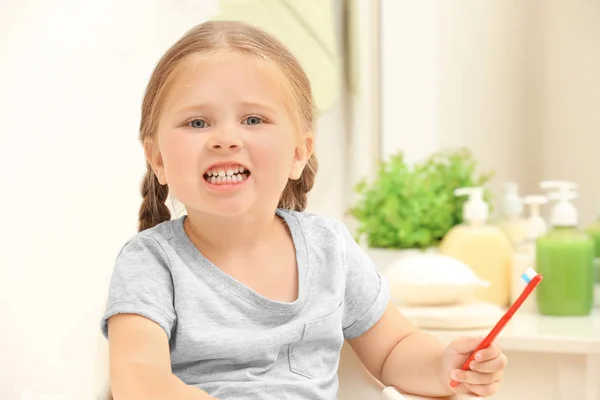 Ładna Dziewczynka Szczotkowanie Zębów Łazience — Zdjęcie stockowe