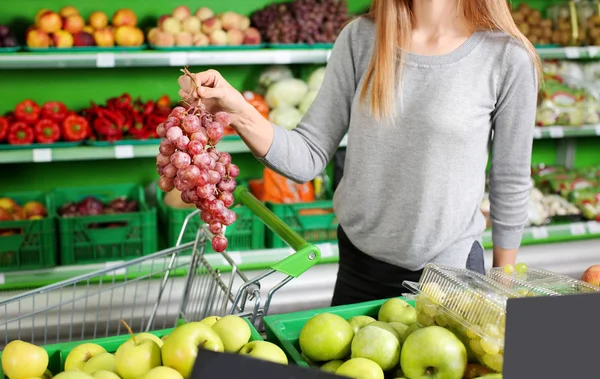 Junge Frau Mit Frischer Reifer Traube Supermarkt — Stockfoto