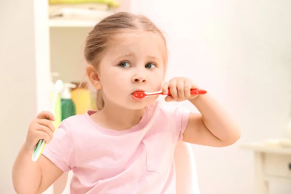 Petite Fille Mignonne Brossant Les Dents Dans Salle Bain — Photo