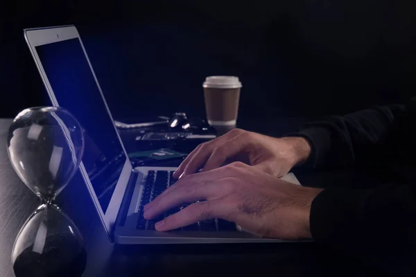 暗い部屋にサーバーをハッキング男性の手のクローズ アップ — ストック写真