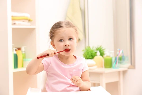 Gadis Kecil Yang Lucu Menyikat Gigi Kamar Mandi — Stok Foto