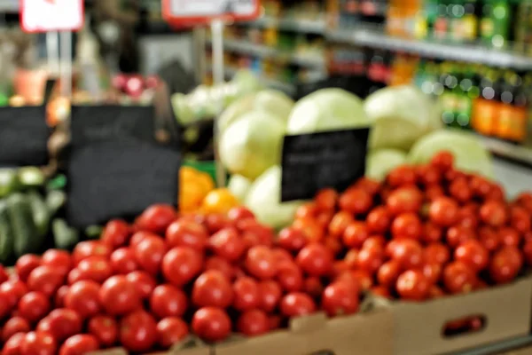 Świeże Dojrzałe Pomidory Supermarkecie Zaburzenia Widzenia — Zdjęcie stockowe