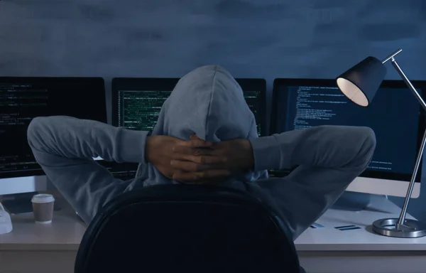 Hombre Con Sudadera Con Capucha Servidor Hacking Habitación Oscura — Foto de Stock