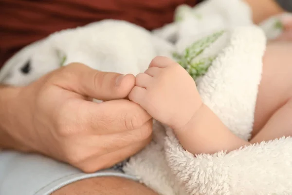 Padre Che Tiene Mano Bambino Carino Primo Piano — Foto Stock