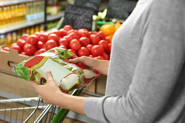 Junge Frau Mit Frischem Salat Supermarkt — Stockfoto