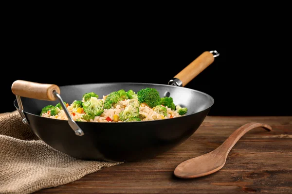 木製のテーブルに鍋でブロッコリーのおいしい混ぜご飯 — ストック写真