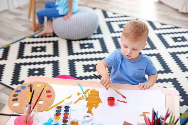 Kleine Jongen Wazig Meisje Binnen Schilderen — Stockfoto