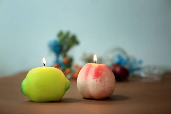 Queimar Velas Forma Frutas Fundo Embaçado — Fotografia de Stock