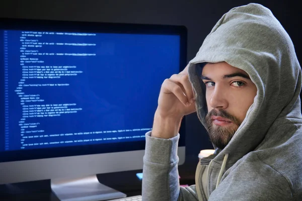 Homem Usando Servidor Hacking Hoodie Quarto Escuro — Fotografia de Stock