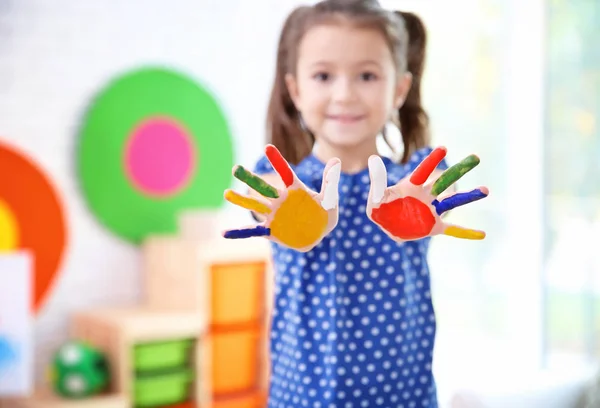 Meisje Met Geschilderde Palmen Binnenshuis — Stockfoto