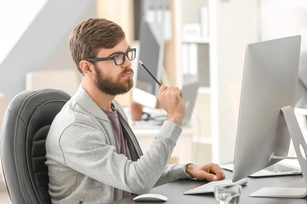 Manager Arbeitet Mit Computer Büro — Stockfoto