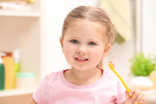 Schattig Klein Meisje Tandenpoetsen Badkamer — Stockfoto