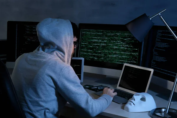 Mann Mit Kapuzenpulli Hackt Server Dunklen Raum — Stockfoto