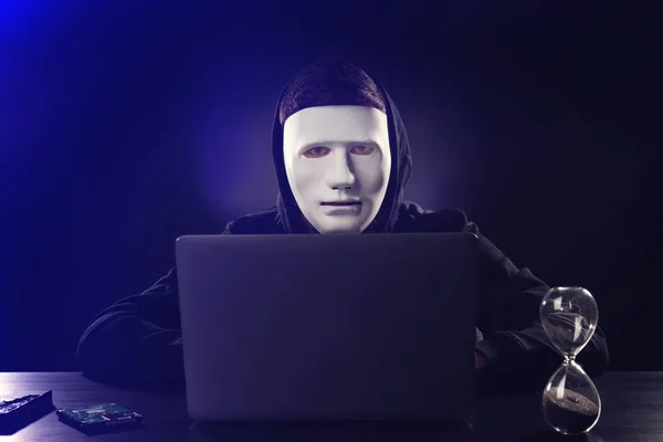 Homem Mascarado Hacking Servidor Escuridão — Fotografia de Stock