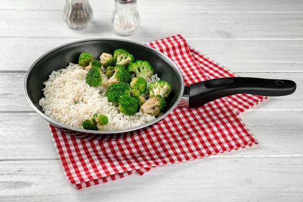 Koekenpan Met Rijst Broccoli Tafel — Stockfoto