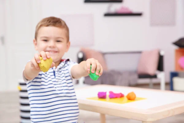 Schattige Kleine Jongen Modellering Van Playdough Thuis — Stockfoto