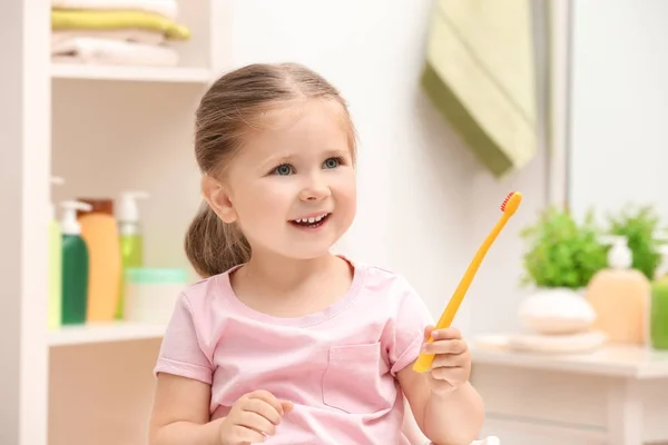 Menina Bonito Escovação Dentes Banheiro — Fotografia de Stock