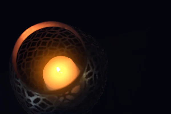 Brennende Kerze Halter Auf Dunklem Hintergrund — Stockfoto