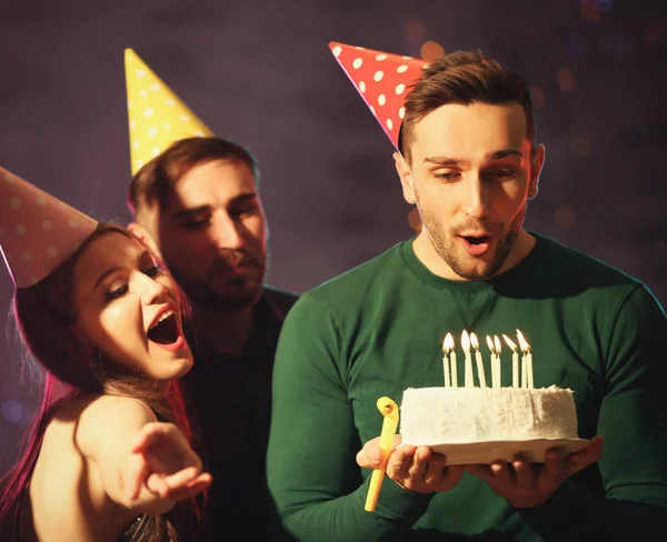 Beau Jeune Homme Soufflant Des Bougies Sur Gâteau Anniversaire Fête — Photo