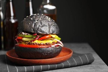 Masada lezzetli siyah hamburger ile plakası