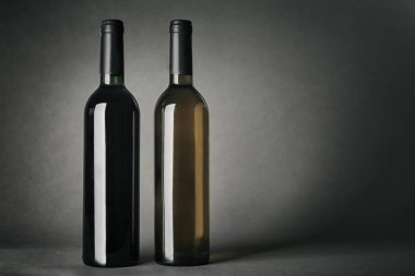 Gri arka plan üzerinde şarap şişeleri