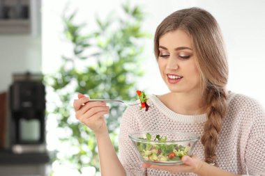 Taze salata mutfakta yemek genç güzel kadın