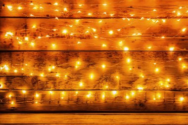 Ahşap arka plan üzerinde neşeli Noel ışıkları