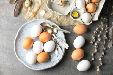 Tavuk yumurtası ve Kukum masada kompozisyonu