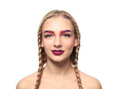 Beyaz zemin üzerine boyalı kaşlar olan kadın