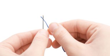 Beyaz arka planda, closeup iğne threading kadın