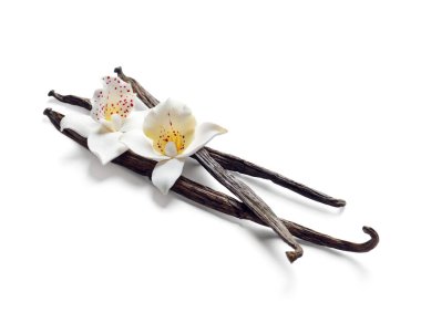 Vanilya çubukları ve beyaz arka plan üzerinde çiçekler