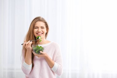 Açık renkli taze salata yemek genç güzel kadın