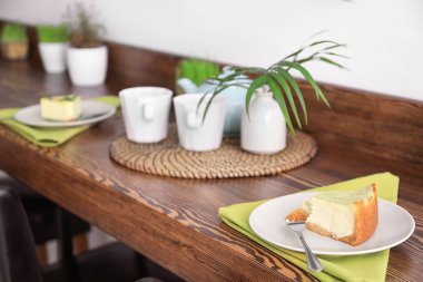 Lezzetli pasta plaka üzerinde parçası. Vejeteryan kafede Tablo ayarı