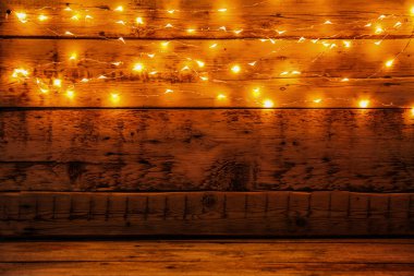 Ahşap arka plan üzerinde neşeli Noel ışıkları