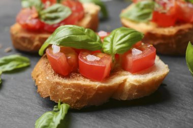 Tablo üzerinde domates ile lezzetli bruschetta