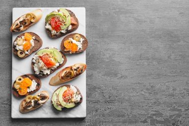 Lezzetli bruschettas gemide, üstten görünüm