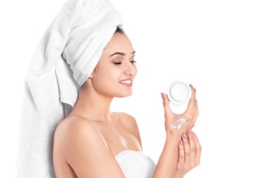 Kadın el kremi beyaz arka plan üzerinde uygulama