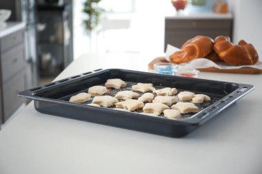 Fırın tepsisi masada kurabiye hamuru ile