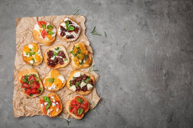Lezzetli bruschettas domates masada, üstten görünüm