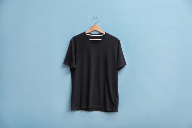 Renk arka plan üzerinde siyah t-shirt. Mockup tasarım için