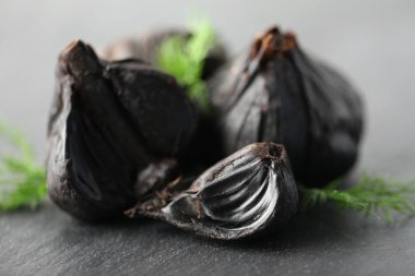 Tablo üzerinde siyah sarımsak (Allium sativum)