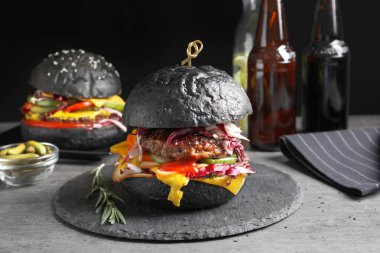 Masada lezzetli siyah burger ile kayrak plaka