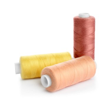 Beyaz arka plan üzerinde dikiş ipliği kümesi