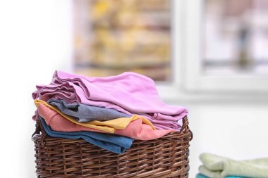 Kapalı giysiler ile kahverengi çamaşır sepeti