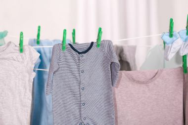 Çamaşırhane hatta kapalı asılı elbiseleri