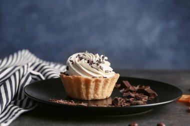 Masada lezzetli tart tabağı.