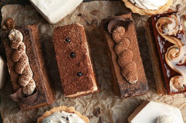 Parşömen üzerine lezzetli hamur işleri ürün yelpazesine